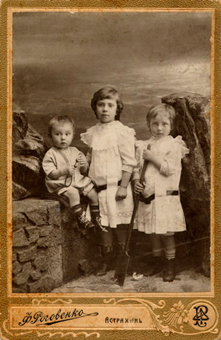 Виктор Чекмарёв с сёстрами