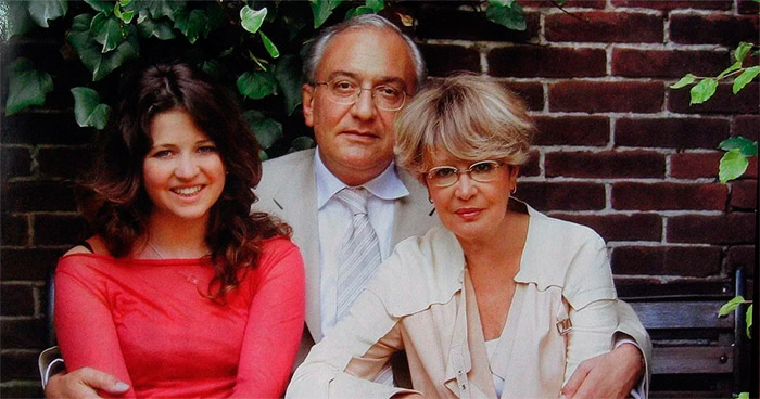 Марина Неёлова с семьёй