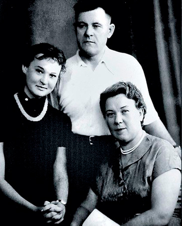 Людмила Гурченко с родителями
