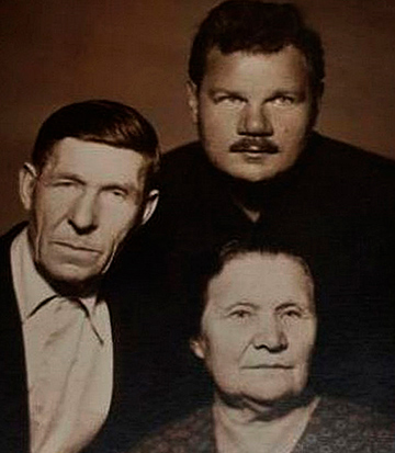 Михаил Пуговкин с родителями