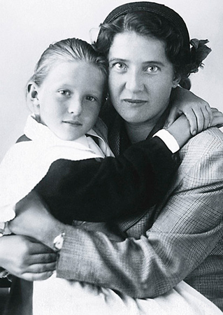 жена Пуговкина с дочерью