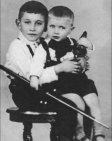 Михаил Светин с младшим братом Лёней