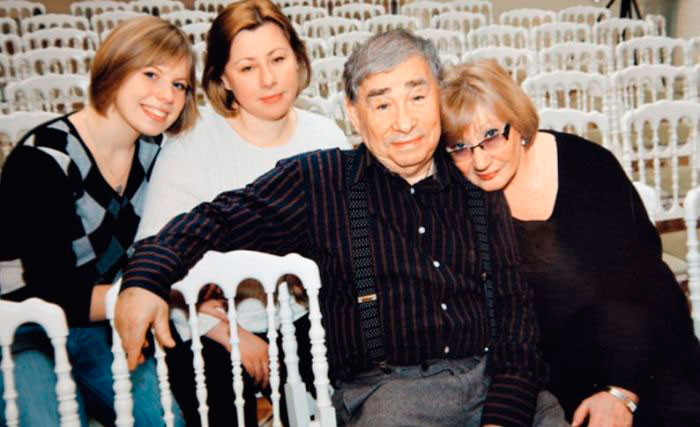 Михаил Светин с семьёй