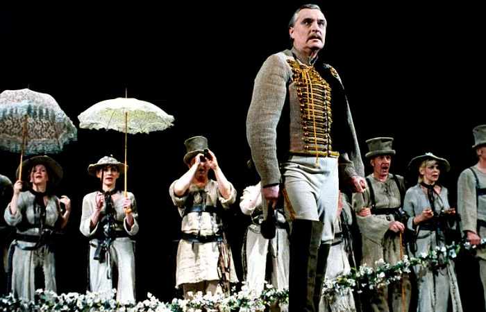Басилашвили на сцене Большого драматического театра в роли гусара