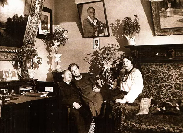 Евгения Ханаева с родителями