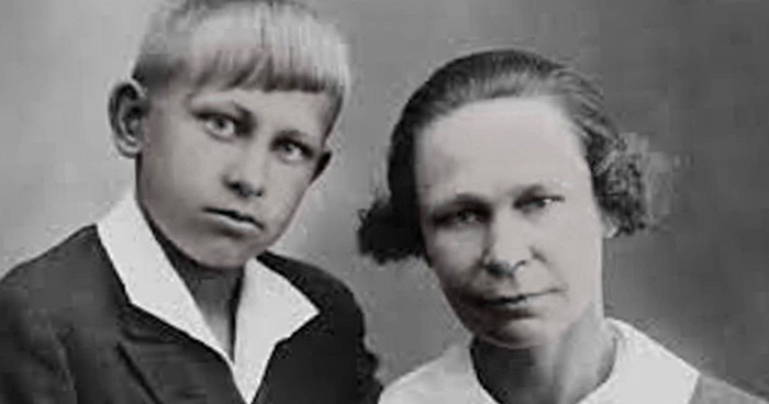 Евгений Евстигнеев с мамой
