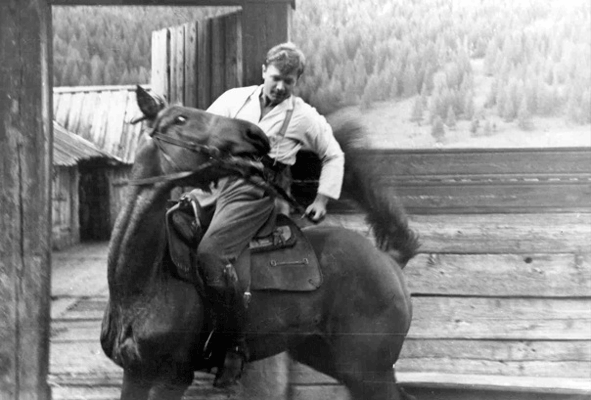 Андрей Ростоцкий на коне